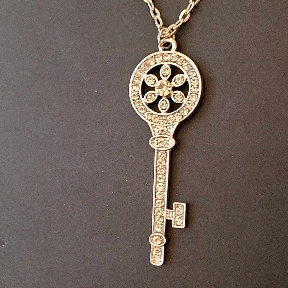 NWOT Key-to-my-Heart Pendant, Silver-tone Chain,  32"